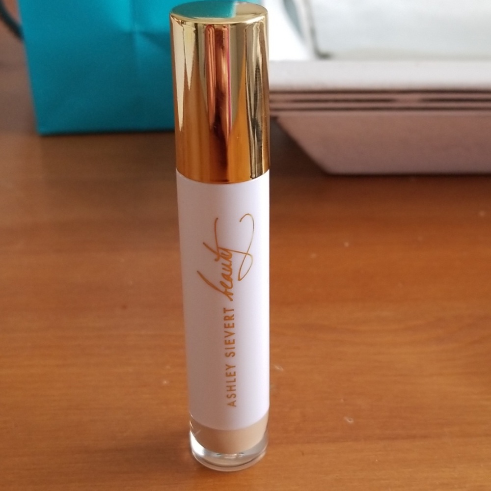 Ashley Sievert Beauty glow under eye brigtener